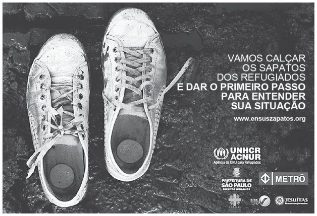 Cartaz em preto e branco. À esquerda, dois tênis vistos de cima, sobre o chão: um com cadarço solto e outro com cadarço amarrado. À direita, o texto: “Vamos calçar os sapatos dos refugiados e dar o primeiro passo para entender sua situação”. Abaixo, “www.ensusapatos.org” e logotipos do ACNUR e de apoiadores.