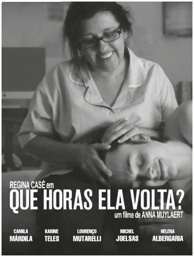Cartaz do filme. Uma mulher de óculos sorri enquanto toca a cabeça de outra, deitada de olhos fechados. Em destaque, lê-se: “Que horas ela volta?”. Acima, “Regina Casé em”; abaixo, “um filme de Anna Muylaert”.