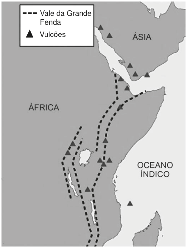 Mapa da África oriental e da península Arábica, com o oceano Índico à direita. A legenda indica linhas tracejadas para o Vale da Grande Fenda e triângulos para vulcões. As linhas tracejadas passam pela região entre África e Ásia, seguem pelo leste da África e se ramificam em trajetos de norte a sul. Os triângulos aparecem ao longo desses trajetos, na península Arábica e próximos à costa oriental africana.