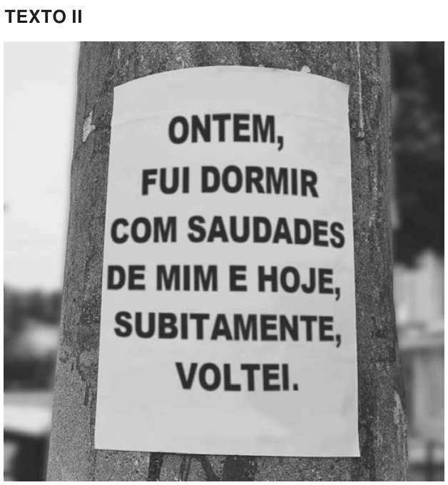 Fotografia em preto e branco de um cartaz retangular colado no tronco de uma árvore. Em letras grandes, lê-se: “Ontem, fui dormir com saudades de mim e hoje, subitamente, voltei.”