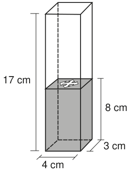 Esquema de um recipiente retangular visto em perspectiva. A base mede 4 cm por 3 cm, e a altura total é 17 cm. A água, sombreada em cinza, atinge 8 cm de altura. Um pequeno objeto flutua na superfície da água.