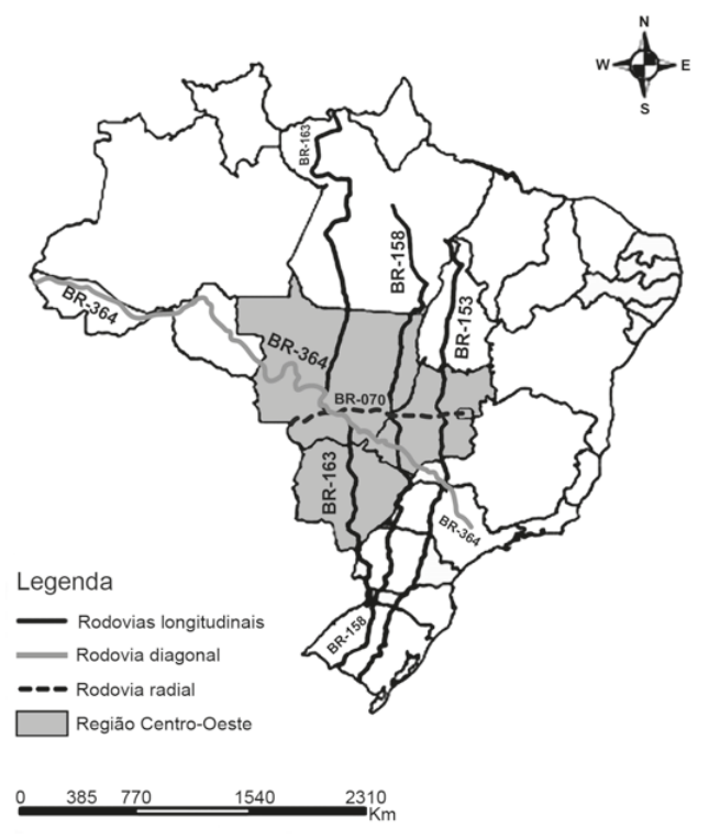 Mapa do Brasil com a região Centro-Oeste sombreada em cinza. A legenda distingue rodovias longitudinais, em linha preta contínua; diagonal, em linha cinza; e radial, em linha preta tracejada. Estão identificadas as BR-163, BR-158 e BR-153, no sentido norte-sul; a BR-364, que atravessa o Centro-Oeste de oeste para leste; e a BR-070, que cruza a região de oeste para leste.