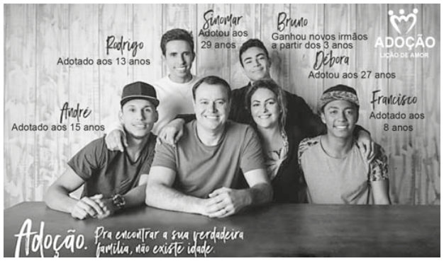 Fotografia de seis pessoas sorrindo, reunidas atrás de uma mesa. Textos identificam: “André, adotado aos 15 anos”; “Rodrigo, adotado aos 13 anos”; “Samuel, adotou aos 29 anos”; “Bruno, ganhou novos irmãos a partir dos 3 anos”; “Débora, adotou aos 27 anos”; e “Francisco, adotado aos 8 anos”. Na parte inferior: “Adoção. Pra encontrar a sua verdadeira família, não existe idade.”