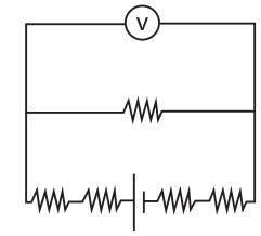 Circuito com três ramos paralelos entre as laterais esquerda e direita: voltímetro no superior, resistor no central e, no inferior, dois resistores, uma pilha e mais dois resistores, nessa ordem. Na pilha, o traço longo está à esquerda.