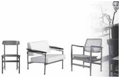 Fotografia em preto e branco de três móveis alinhados. À esquerda, cadeira estreita com encosto horizontal, assento plano e pernas finas. No centro, poltrona baixa com almofadas claras no assento e no encosto, braços estreitos e estrutura de linhas retas. À direita, poltrona com braços retos, encosto levemente curvo e assento estofado. Um homem aparece parcialmente ao fundo, à direita.