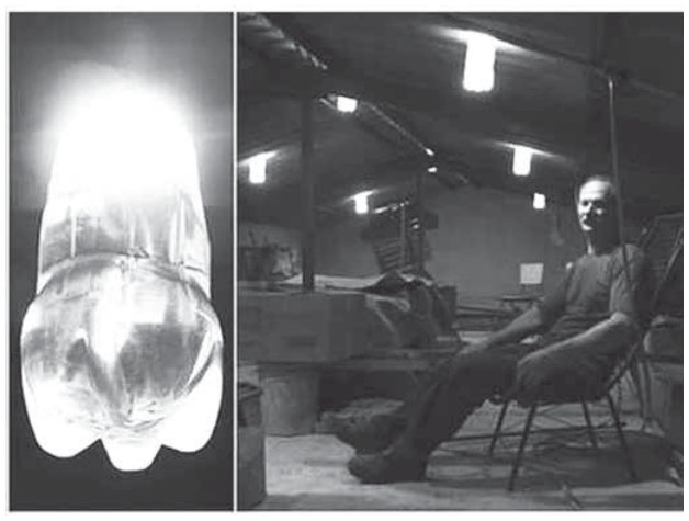 Duas fotografias em preto e branco. À esquerda, uma garrafa plástica transparente atravessa o telhado e aparece muito iluminada. À direita, o interior de uma casa: várias garrafas atravessam o teto e suas partes inferiores brilham, iluminando o cômodo onde um homem está sentado.