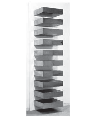 Fotografia de uma escultura formada por dez módulos metálicos retangulares, iguais e horizontais, presos a uma parede branca. Eles se projetam da parede, alinhados em uma coluna vertical e separados por intervalos regulares. As superfícies são cinzentas, com áreas claras e escuras.