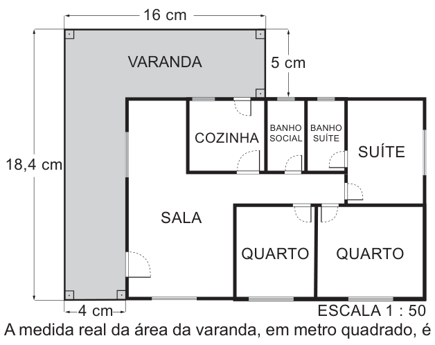 Planta baixa de uma casa retangular. A varanda, sombreada em cinza, tem forma de L: ocupa uma faixa horizontal acima dos cômodos e uma faixa vertical à esquerda da sala. Na planta, o comprimento externo da faixa superior é 16 cm; a altura externa total do L é 18,4 cm; a largura da faixa vertical é 4 cm; e a altura da faixa superior é 5 cm. Escala: 1 para 50.