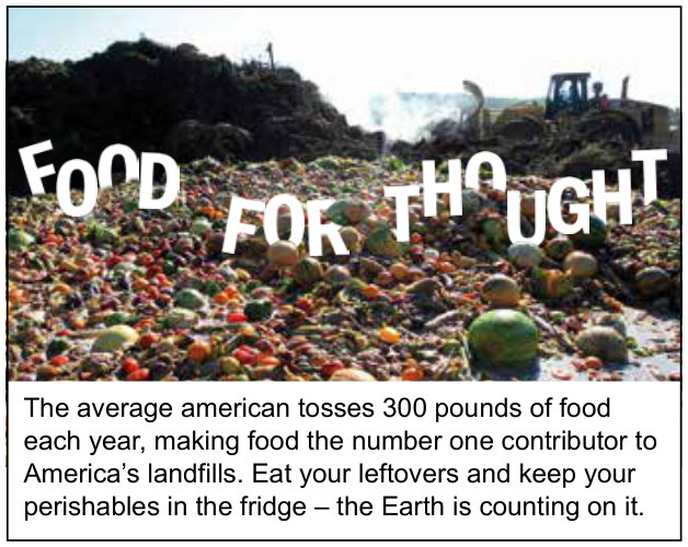 Cartaz com grande quantidade de alimentos descartados em um lixão, montes de lixo ao fundo e uma máquina à direita. Sobre a foto, lê-se “Food for thought”. Abaixo: “The average american tosses 300 pounds of food each year, making food the number one contributor to America’s landfills. Eat your leftovers and keep your perishables in the fridge – the Earth is counting on it.”