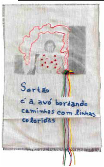 Fotografia de um tecido bordado. Linhas vermelhas contornam a cabeça de uma pessoa, e pontos vermelhos aparecem na região do rosto. Fios coloridos descem pelo tecido e pendem de sua borda inferior. Em azul, lê-se: “Sertão é a avó bordando caminhos com linhas coloridas”.