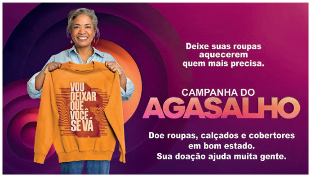 Cartaz da Campanha do Agasalho. Uma mulher sorridente segura à frente do corpo um moletom laranja com a frase “Vou deixar que você se vá”. Ao lado, lê-se: “Deixe suas roupas aquecerem quem mais precisa”; “Doe roupas, calçados e cobertores em bom estado. Sua doação ajuda muita gente.”