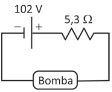 Circuito fechado com uma fonte de 102 volts, terminal negativo à esquerda e positivo à direita, e um resistor de 5,3 ohms em série com a bomba.