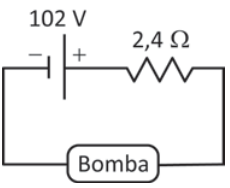 Circuito fechado com uma fonte de 102 volts, terminal negativo à esquerda e positivo à direita, e um resistor de 2,4 ohms em série com a bomba.