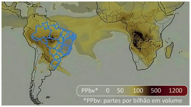Mapa da América do Sul, do oceano Atlântico e da África, com a concentração de CO₂ por queimadas em 30 de agosto de 2019. A legenda, em partes por bilhão em volume, marca 0, 50, 100, 500 e 1200; as cores vão do amarelo claro ao marrom escuro e vermelho. Há áreas escuras na África central e no norte do Brasil. Uma faixa amarelada difusa se estende da África, pelo Atlântico, em direção à América do Sul.