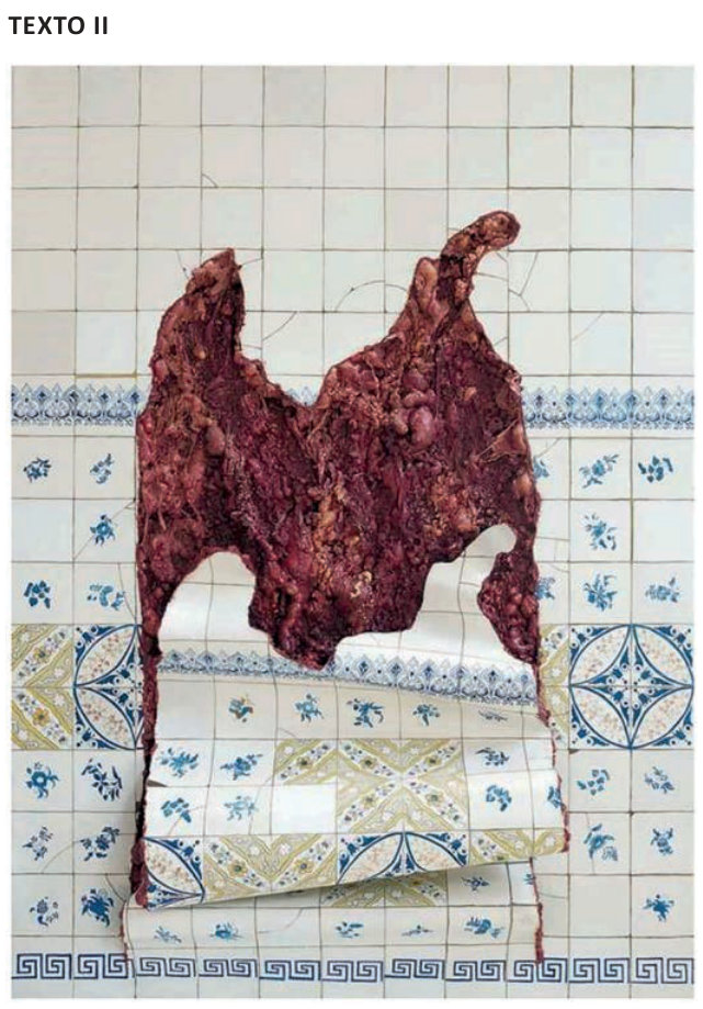 Painel de azulejos brancos com desenhos florais e geométricos, principalmente azuis. No centro, os azulejos estão rasgados, expondo uma grande área irregular com aparência de carne crua, vermelho-escura. Na parte inferior, uma seção de azulejos se dobra para fora como uma aba. Há rachaduras ao redor do rasgo e escorrimentos vermelhos.