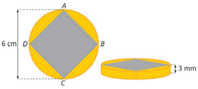 À esquerda, vista frontal de uma medalha circular de diâmetro 6 cm. Um quadrado cinza ABCD está inscrito no círculo, com A no topo, B à direita, C embaixo e D à esquerda. Seus vértices tocam a circunferência; a região entre o quadrado e o círculo é amarela. À direita, vista lateral da medalha, com espessura de 3 mm e a região do quadrado atravessando toda essa espessura.