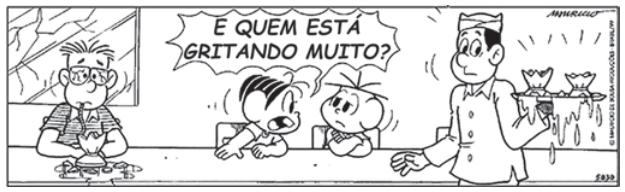 Tirinha em três cenas, da esquerda para a direita. Um homem de óculos está sentado à mesa, com expressão preocupada e cacos diante dele. Mônica, inclinada para a frente e de boca aberta, diz: “E QUEM ESTÁ GRITANDO MUITO?”. Ao lado dela, outra criança observa. Um atendente surpreso segura uma bandeja com taças quebradas e líquido escorrendo.